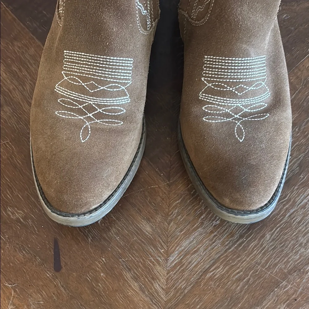 Dingo Brown Ankle Boots with White Stitching - Picture 2 of 7